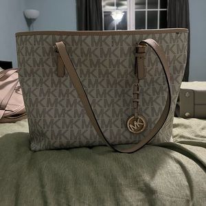Michael Kors medium size hand bag